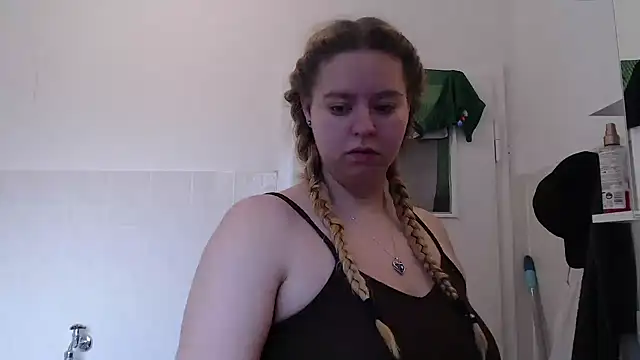 Snapshot of Mia_lou05 chatting on 05.10.26 Mia lou05 online show from 05.10.26