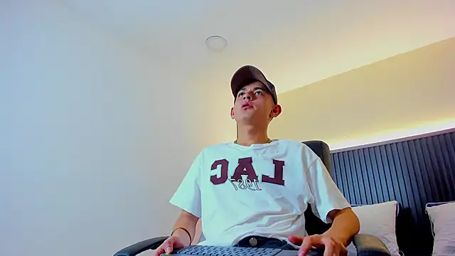 Snapshot of James_cute18 chatting on 01.15.26 James cute18 online show from 01.15.26