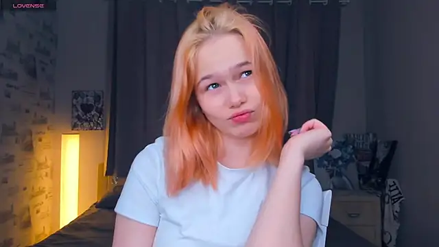 Snapshot of OwlLynn chatting on 02.12.26 OwlLynn online show from 02.12.26