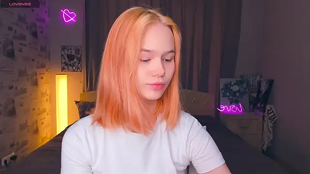 Snapshot of OwlLynn chatting on 02.13.26 OwlLynn online show from 02.13.26