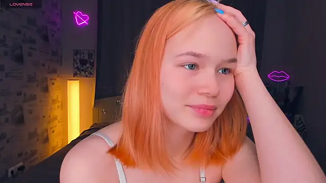 Snapshot of OwlLynn chatting on 02.14.26 OwlLynn online show from 02.14.26