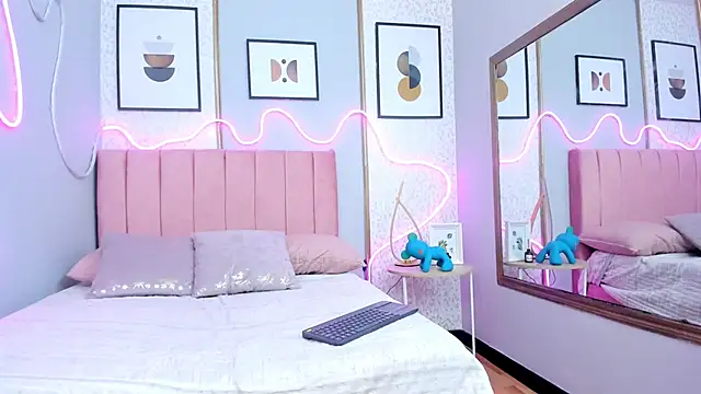 Snapshot of SAMMYLEWISMD chatting on 02.04.26 SAMMYLEWISMD online show from 02.04.26