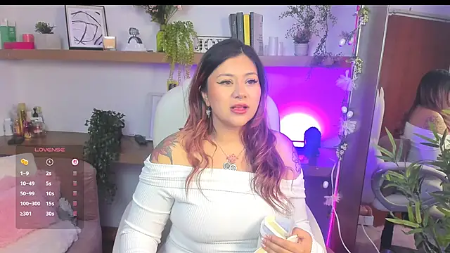Snapshot of _Lorraine_v chatting on 04.13.26 Lorraine v online show from 04.13.26