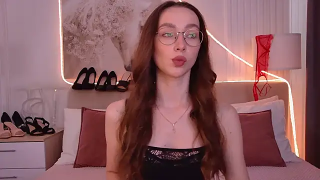 Snapshot of Emily_Simon chatting on 07.18.26 Emily Simon online show from 07.18.26