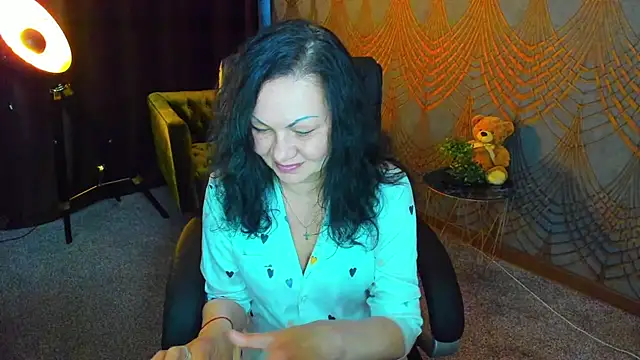 Snapshot of IrissMoon chatting on 05.13.26 IrissMoon online show from 05.13.26