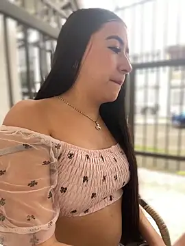 AuroraJohns Pink online show from 02.02.26