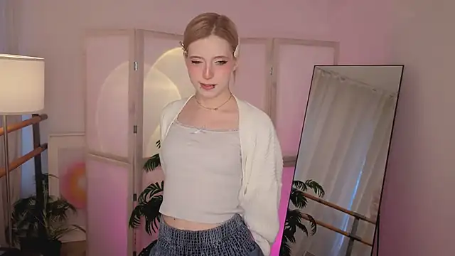 Snapshot of MoonlightAsuna chatting on 02.19.26 MoonlightAsuna online show from 02.19.26