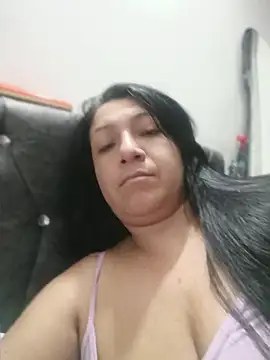 Snapshot of Katysaez chatting on 05.17.26 Katysaez online show from 05.17.26
