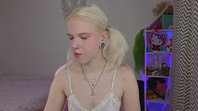 Snapshot of Mia_WaterFall chatting on 04.15.26 Mia WaterFall online show from 04.15.26