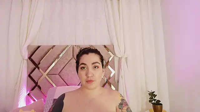Snapshot of KathiaJenner chatting on 04.30.26 KathiaJenner online show from 04.30.26