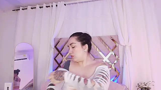 Snapshot of KathiaJenner chatting on 05.18.26 KathiaJenner online show from 05.18.26