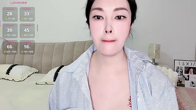 Snapshot of 10ve1y chatting on 07.16.26 10ve1y online show from 07.16.26
