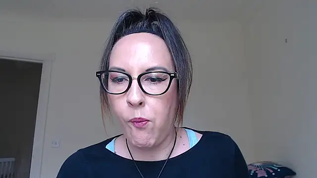 Snapshot of PsychicDominatrix chatting on 05.29.26 PsychicDominatrix online show from 05.29.26