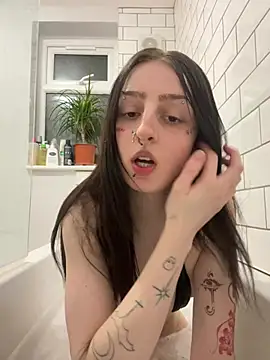 Snapshot of bellaxlauren chatting on 04.19.26 bellaxlauren online show from 04.19.26