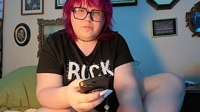 Snapshot of ProfaneHekate chatting on 05.04.26 ProfaneHekate online show from 05.04.26