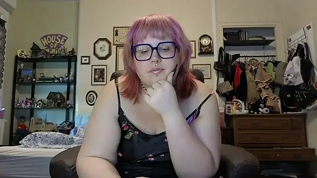 Snapshot of ProfaneHekate chatting on 06.17.26 ProfaneHekate online show from 06.17.26
