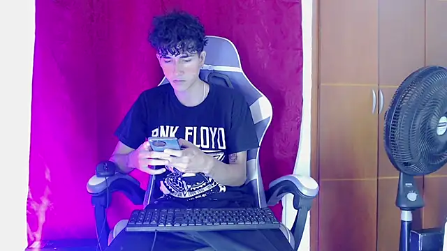 Johnny cagee  online show from 02.06.26