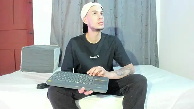 Snapshot of Vlad__night chatting on 05.28.26 Vlad night online show from 05.28.26