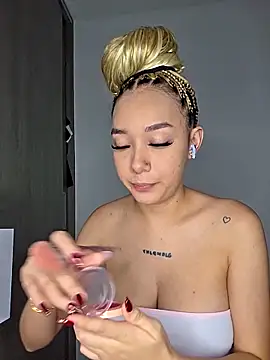 Snapshot of alaia_princess chatting on 05.07.26 alaia princess online show from 05.07.26