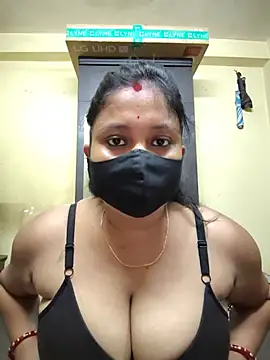 Snapshot of Curvy_Trisha chatting on 05.23.26 Curvy Trisha online show from 05.23.26