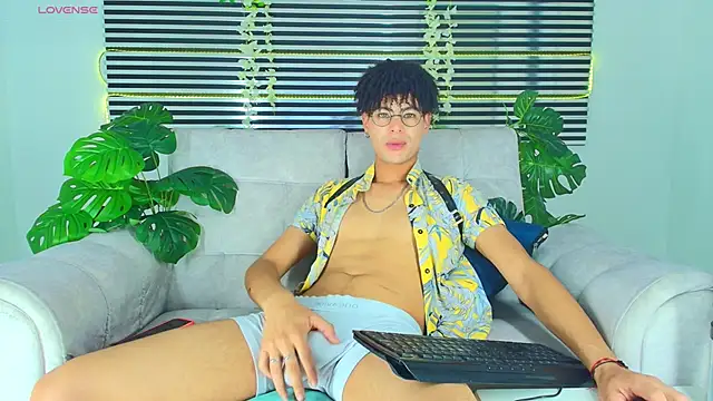 Snapshot of ThiiagoSaeenz chatting on 04.19.26 ThiiagoSaeenz online show from 04.19.26