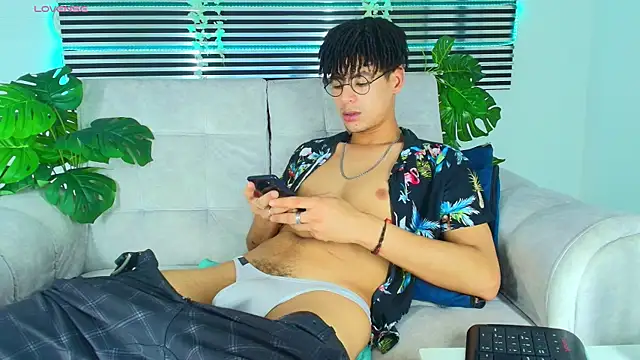 Snapshot of ThiiagoSaeenz chatting on 04.24.26 ThiiagoSaeenz online show from 04.24.26