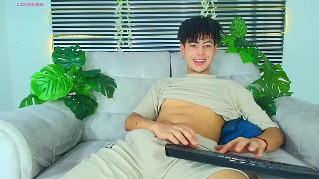 Snapshot of ThiiagoSaeenz chatting on 04.30.26 ThiiagoSaeenz online show from 04.30.26