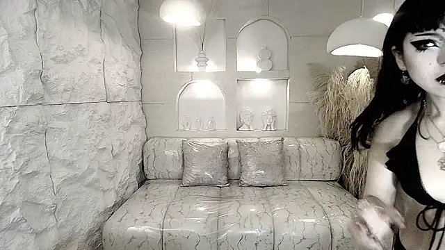 Snapshot of vampkitty_r chatting on 02.04.26 vampkitty r online show from 02.04.26