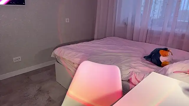 Between Eeys online show from 03.18.26