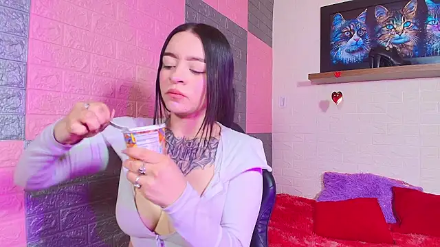 Snapshot of alanna_Love02 chatting on 02.27.26 alanna Love02 online show from 02.27.26