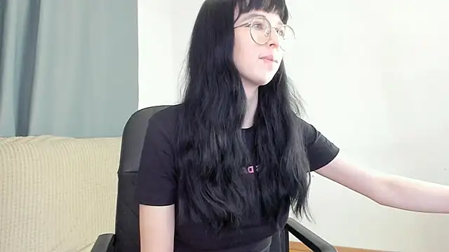 Snapshot of CosmicGleam chatting on 04.22.26 CosmicGleam online show from 04.22.26
