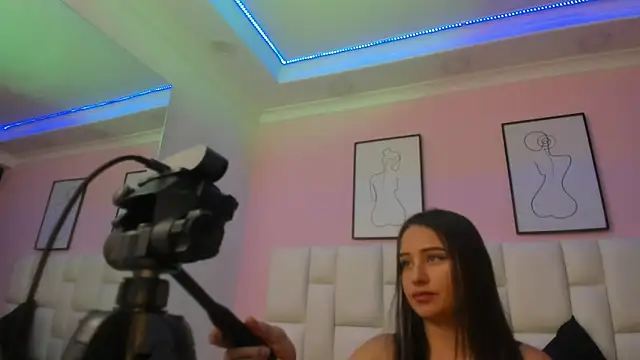 Snapshot of SARHA_ANTONELLI chatting on 06.14.26 SARHA ANTONELLI online show from 06.14.26
