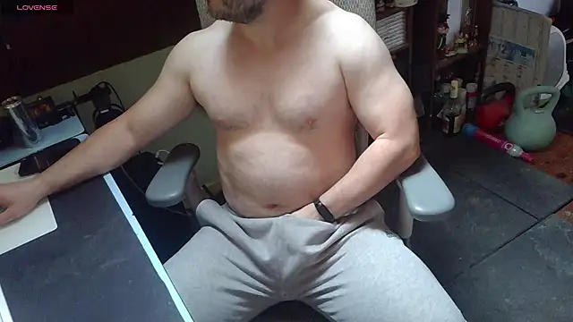 Snapshot of under_the_desk40 chatting on 05.30.26 under the desk40 online show from 05.30.26