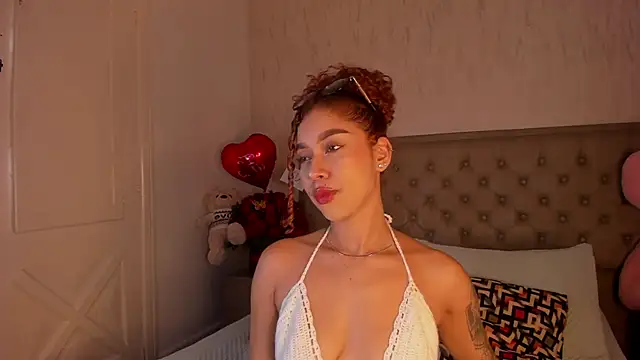 Snapshot of Sienna_brunette chatting on 04.25.26 Sienna brunette online show from 04.25.26