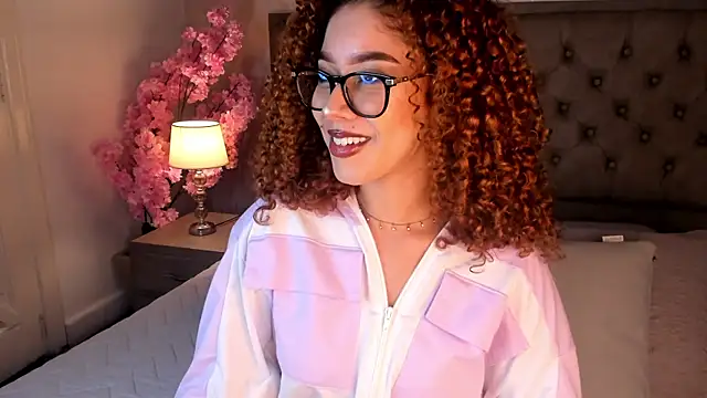 Snapshot of Sienna_brunette chatting on 06.08.26 Sienna brunette online show from 06.08.26