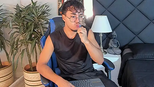 Snapshot of kai_storn chatting on 04.18.26 kai storn online show from 04.18.26