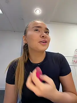 Snapshot of MonicaWestt chatting on 04.19.26 MonicaWestt online show from 04.19.26