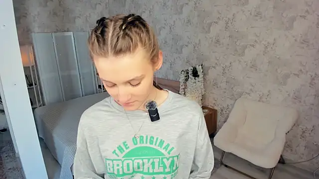 Snapshot of LianneBynon chatting on 02.04.26 LianneBynon online show from 02.04.26