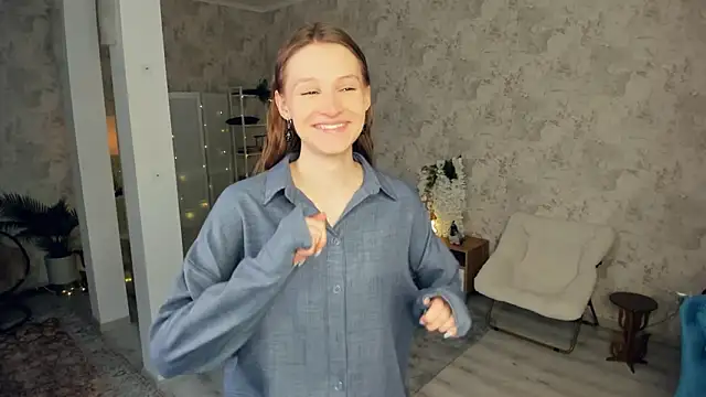 Snapshot of LianneBynon chatting on 02.13.26 LianneBynon online show from 02.13.26