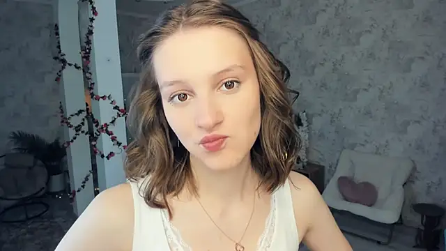 Snapshot of LianneBynon chatting on 02.15.26 LianneBynon online show from 02.15.26