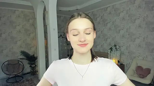 Snapshot of LianneBynon chatting on 04.20.26 LianneBynon online show from 04.20.26