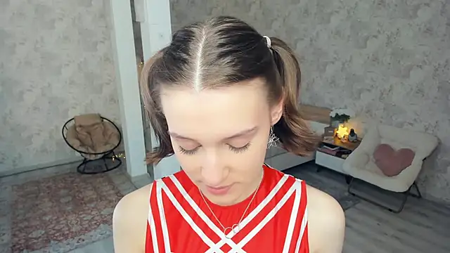 Snapshot of LianneBynon chatting on 05.04.26 LianneBynon online show from 05.04.26
