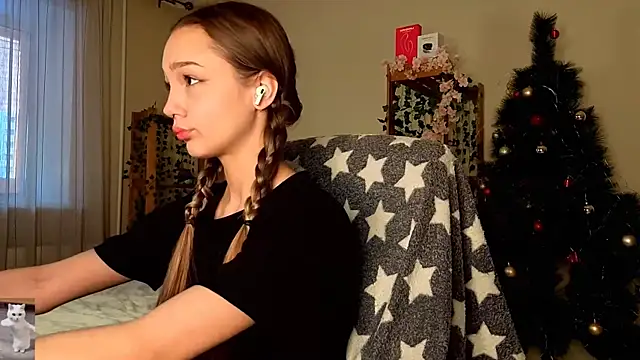 Snapshot of HoneyComfy chatting on 02.11.26 HoneyComfy online show from 02.11.26