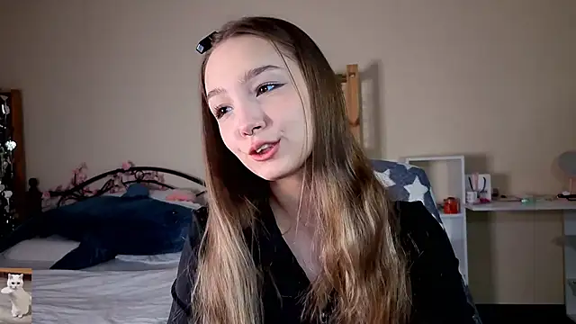 Snapshot of HoneyComfy chatting on 04.19.26 HoneyComfy online show from 04.19.26