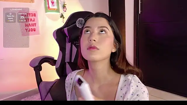 Snapshot of emicute_ chatting on 02.13.26 emicute online show from 02.13.26