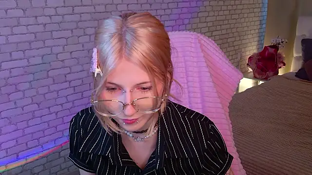 Snapshot of alicedews chatting on 02.21.26 alicedews online show from 02.21.26