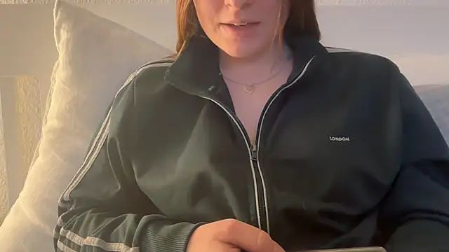 Lucyschickt online show from 03.02.26