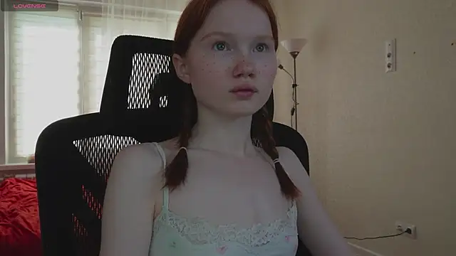 Snapshot of Nellie_baby chatting on 06.19.26 Nellie baby online show from 06.19.26