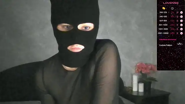 Snapshot of YenMoore chatting on 03.28.26 YenMoore online show from 03.28.26