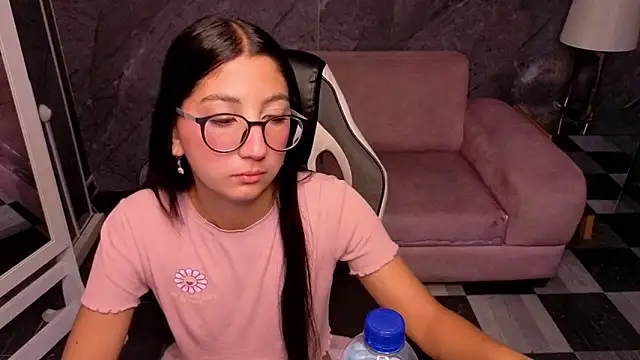 Snapshot of Sophie_jones_b chatting on 03.03.26 Sophie jones b online show from 03.03.26